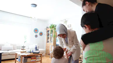 Bakan Göktaş'tan koruyucu aile ziyareti