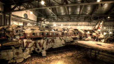 İtalya itfaiyesi, 44 yıl önce düşen yolcu uçağı enkazının sergilenmek üzere hazırlandığı görüntüleri paylaştı