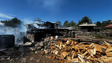 Bolu'da çıkan yangında ahşap ev kullanılamaz hale geldi