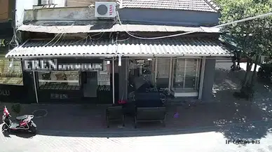 Sürücüsünün fenalaştığı motosikletin kuyumcu dükkanına girdiği kaza kamerada 