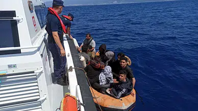 Kuşadası'nda Yunan unsurlarınca geri itilen 10 kaçak göçmen kurtarıldı