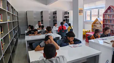 Oğuzlar Belediye Başkanı Mustafa Cebeci öğrencilerle kitap okudu.