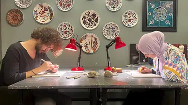 8 bin yıllık tarihi olan seramiği, bakanlık sanatçısı babalarından öğrendikleri teknikle modernize ettiler 