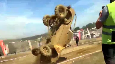 Off-road aracı yarışta takla attı