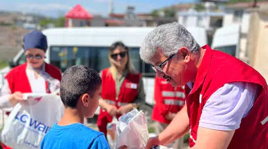 Türk Kızılay Bolu Şubesi gönüllüleri, Hatay'da depremzede çocuklara bayramlık dağıttı