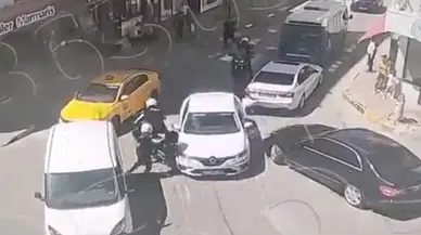 Sürücüsünün ‘Dur’ ihtarına uymadığı otomobilin çarptığı polis yaralandı; olay kamerada