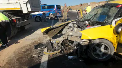 Kilis’te, kamyon ile taksi çarpıştı: 2 ölü, 8 yaralı