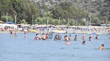 Bodrum'da hava sıcaklığı 38 dereceyi gördü, turistler sahile akın etti