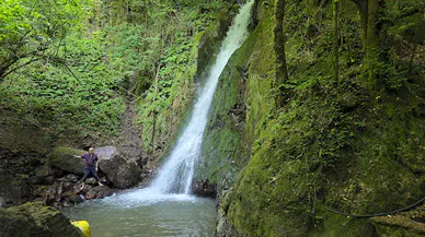 Düzce'de arka arkaya dökülen şelalelerden oluşan tabiat parkına ziyaretçi akını