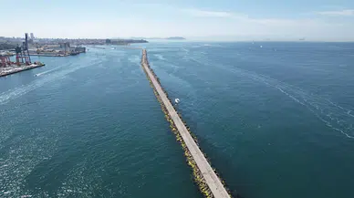 İstanbul- Kadıköy'de 10 kişinin kurtarıldığı tekne havadan görüntülendi