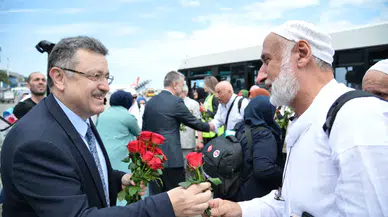 Trabzon'da Hacdan Dönen Vatandaşlara Çiçekli Karşılama