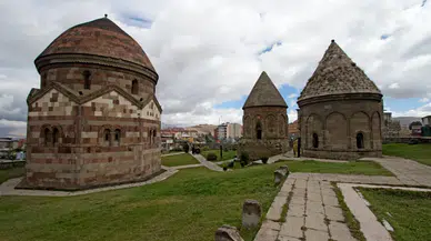 Anadolu Selçuklu'nun İzinde: Üç Kümbetler ve Zamanın Derinliklerinde Yolculuk