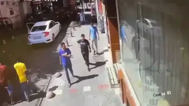 İstanbul- Fatih’te kamyondan mal indiren işçilerle otomobil sürücü arasındaki kavga kamerada