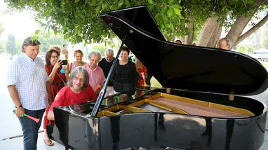 Barış için karavanında 2 piyanoyla geziyor