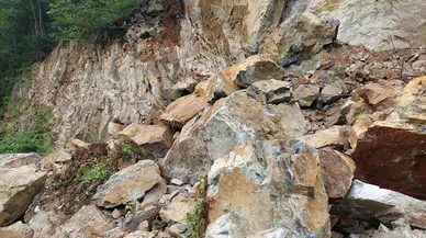 Giresun'da köy grup yolu heyelan nedeniyle ulaşıma kapandı