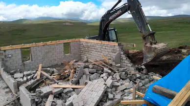 Trabzon Büyükşehir Belediyesinden kaçak yapıların yıkımına destek