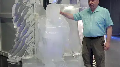 Gazze'de katledilen çocuklar, melek formunda buza yontularak işlendi