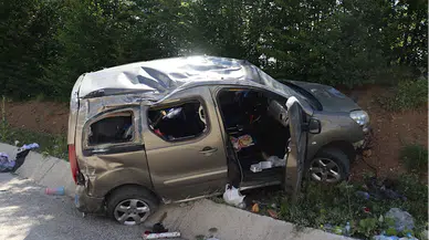 Kastamonu'da devrilen hafif ticari araçtaki 3'ü çocuk 5 kişi yaralandı
