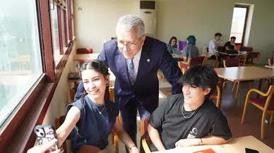 Rektör Prof. Dr. Budak, final sınavlarına hazırlanan öğrencilerle bir araya geldi