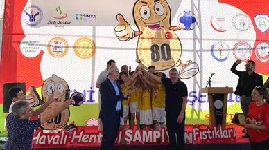 Minik hentbolcular kupalarını Samet Aybaba’dan aldı