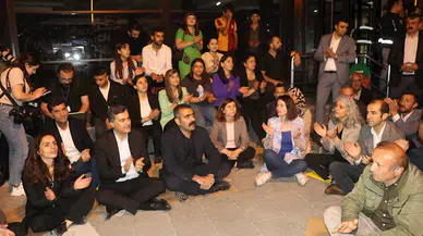 DEM Parti milletvekilleri, kayyım atamasına tepki gösterip oturma eylemi yaptı 