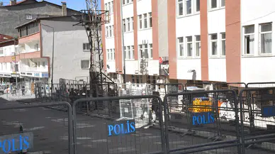 Hakkari'de DEM Parti'li milletvekilleri oturma eylemine devam ediyor