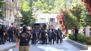 Hakkari'de DEM Parti'li milletvekilleri oturma eylemine devam ediyor; yürüyüşe müdahale (3)