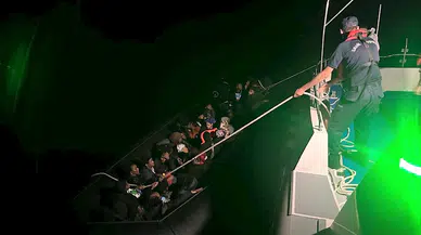 İzmir açıklarında 41 düzensiz göçmen yakalandı, 57 düzensiz göçmen kurtarıldı