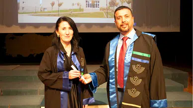 Üniversitede okuduğu bölümü birincilikle bitiren anne, kızıyla aynı törende mezuniyet sevinci yaşadı