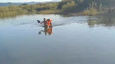 Bingöl’de debisi yükselen Murat Nehri’nde mahsur kalan çoban ve 60 koyun, kurtarıldı