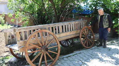 Yıllardır topladığı eski eşyaları evinin terasında ve bahçesinde sergiliyor