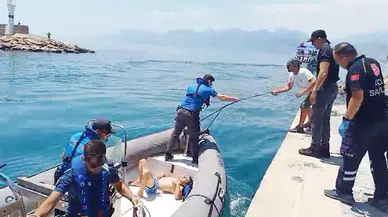 Kayalıktan denize düştü, 50 metre açıkta polis kurtardı