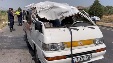 Manisa'da karşı şeride geçen hafif ticari araç, minibüsle çarpıştı: 1 ölü, 5 yaralı