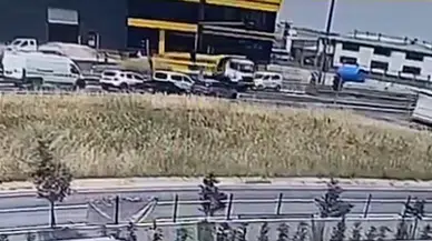  Kırmızıda geçip kamyona çarpan hafif ticari aracın sürücüsü öldü 