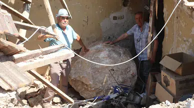 Taş ocağından yuvarlanan 3 tonluk kaya, evin duvarına çarptı