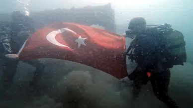 Şarköy açıklarında batık gemiye dalıp Türk bayrağı açtılar