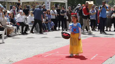 Samsun'da minikler, atık malzemelerden hazırlanan kıyafetlerle defile sundu