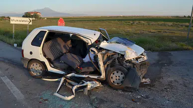 Otomobil, kamyonete çarptı: 5 yaralı 