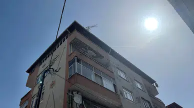 İstanbul- Bahçelievler'de 4 katlı binanın balkonu kısmen çöktü; bina boşaltıldı -1 