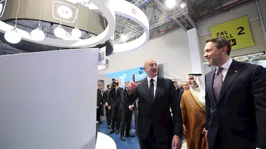 Bayraktar, Aliyev ile Uluslararası Hazar Petrol ve Gaz Fuarı’nda stantları gezdi