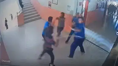 Fenalaşan öğrencinin yakınları okul müdürü ve hizmetliyi zincirle darbetti; o anlar kamerada