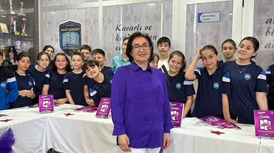 Ortaokullu yazarlar cumhuriyet sevgisini 100’üncü yıla özel kitapla ölümsüzleştirdi