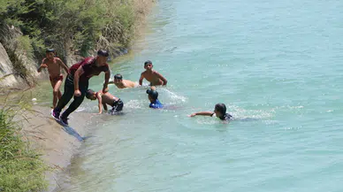 Adana’da termometreleri 43’ü gösterdi; çocuklar sulama kanallarında serinledi