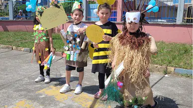 Samsun'da anaokulu öğrencileri atık malzemelerden hazırlanan kıyafetlerle defile düzenledi  