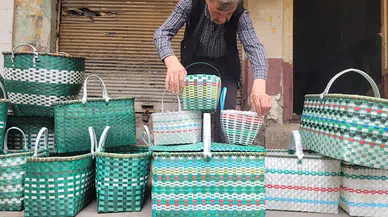 İnşaatlardan topladığı atık plastiklerden sepet yapıyor