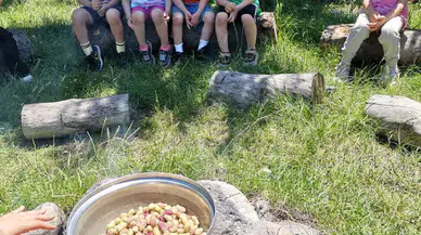Doğayla Buluşan Minik Eller: Akçaabat Anaokulu Öğrencileri Toprak Ana Kym'ı Ziyaret Ederek Dut Reçeli Üretti!