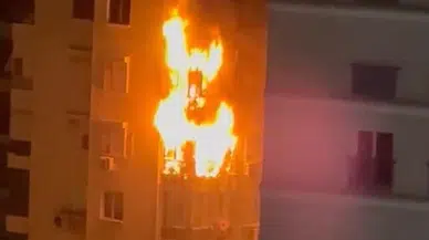 Binanın 5’inci kat balkonunda çıkan yangın üs kattaki 2 daireye de sıçradı