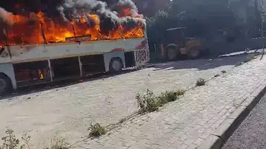 Park halindeki otobüs yandı, sıçrayan alevler 2 otobüsü daha yaktı