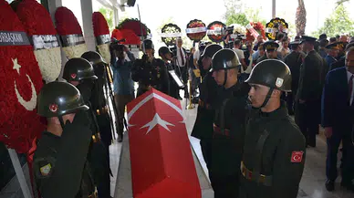 Şehit Pilot Albay Yıldız son yolculuğuna uğurlandı; kızı künyesini taktı