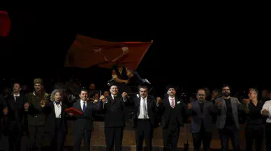 İstanbul - Cumhuriyete Doğru oyunu 40'ıncı kez sahnelendi